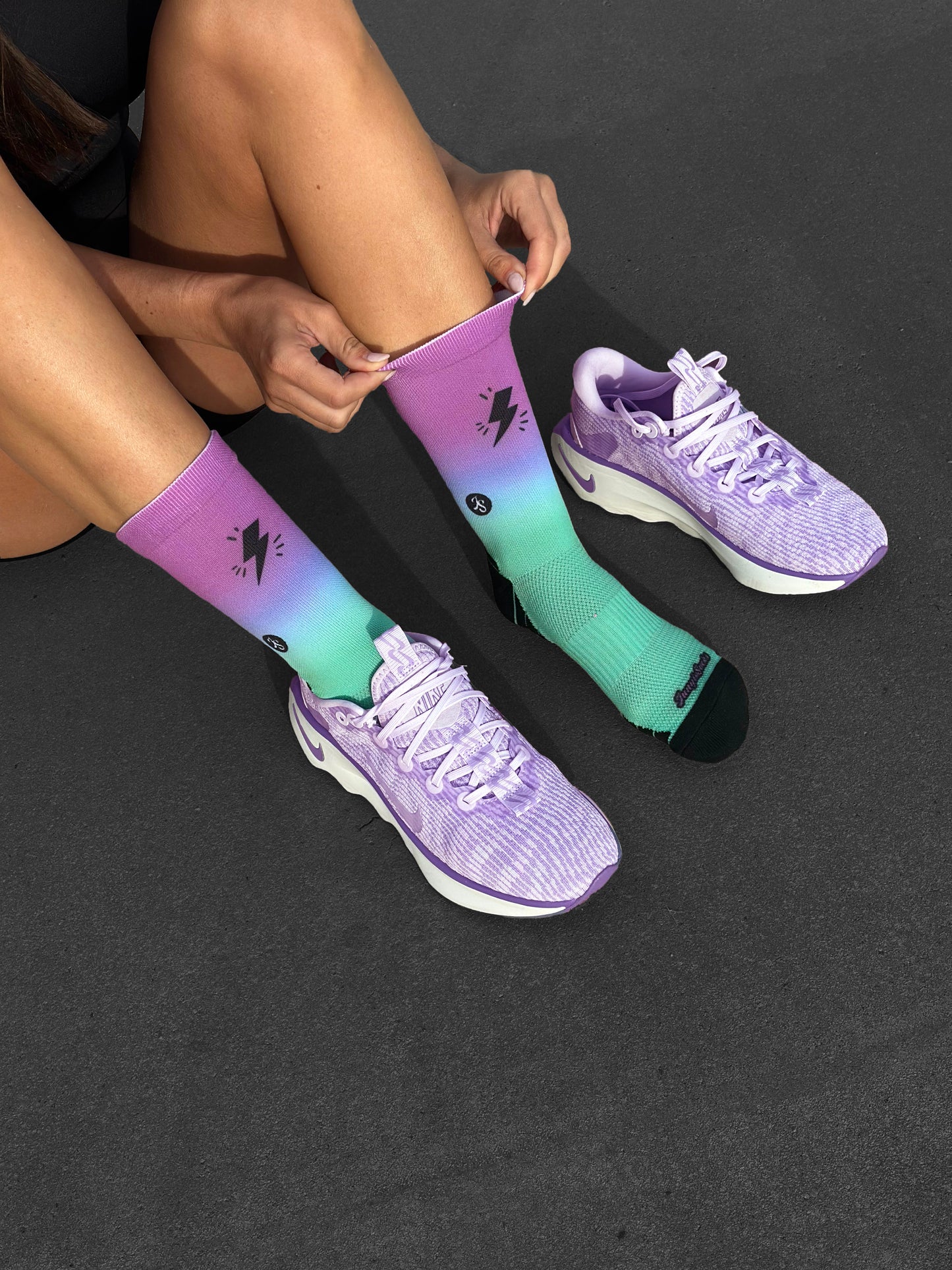 Calcetines técnicos de running, diseño degradado rosa-verde, sin costuras, ideales para maratones en asfalto.