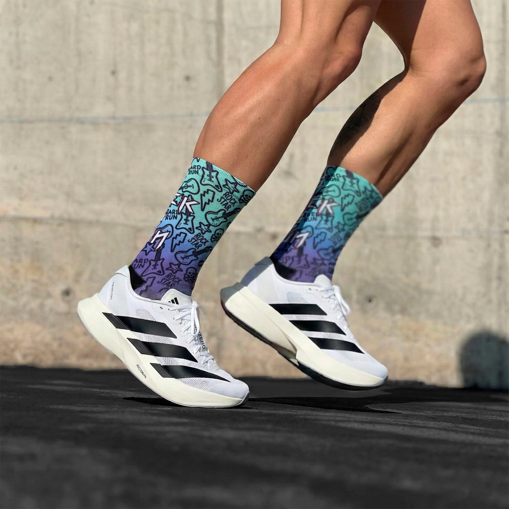 Calcetines técnicos de running con diseño gráfico colorido, degradado azul a morado, sin costuras, ideales para maratón.