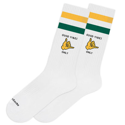Calcetines altos blancos de algodón con rayas amarillas y verdes y diseño de una mano con frase Good Vibes Only
