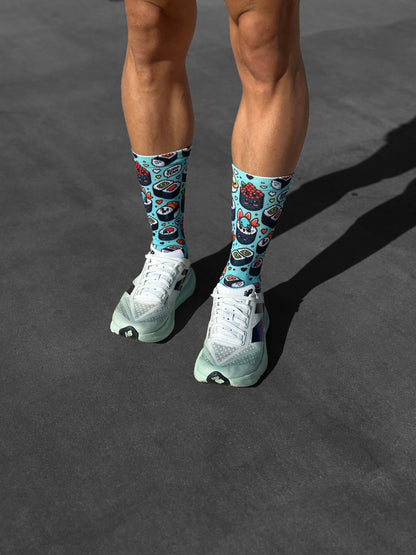 Calcetines técnicos de running Sushi Team con estampado de sushi, colores vivos y diseño sin costuras.