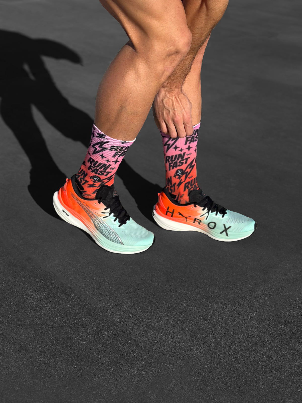 Run Fast seamless technical socks, pink to orange gradient design, perfect for marathon and asphalt.