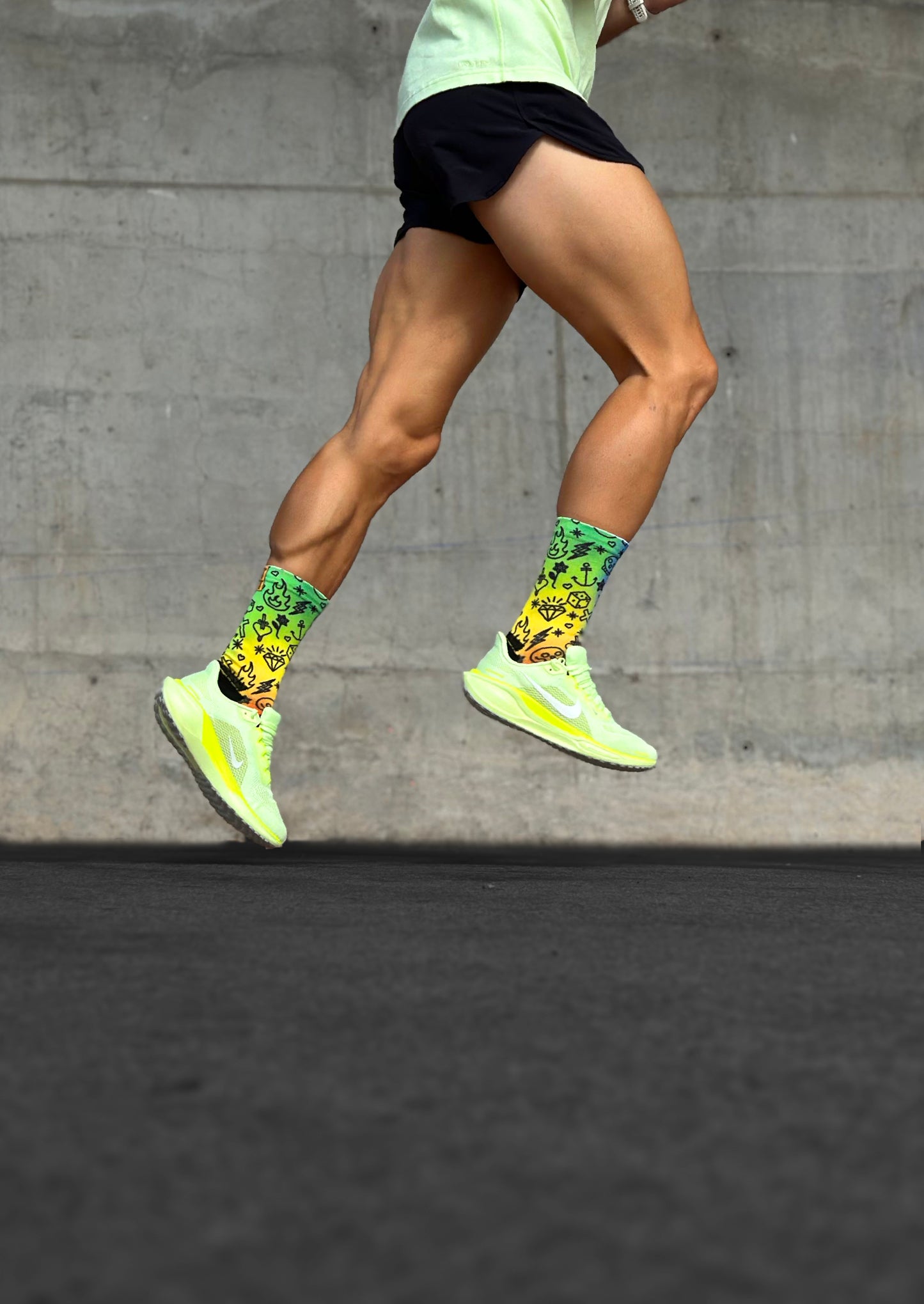 Calcetines de running técnicos y sin costuras, diseño colorido degradado verde a amarillo.