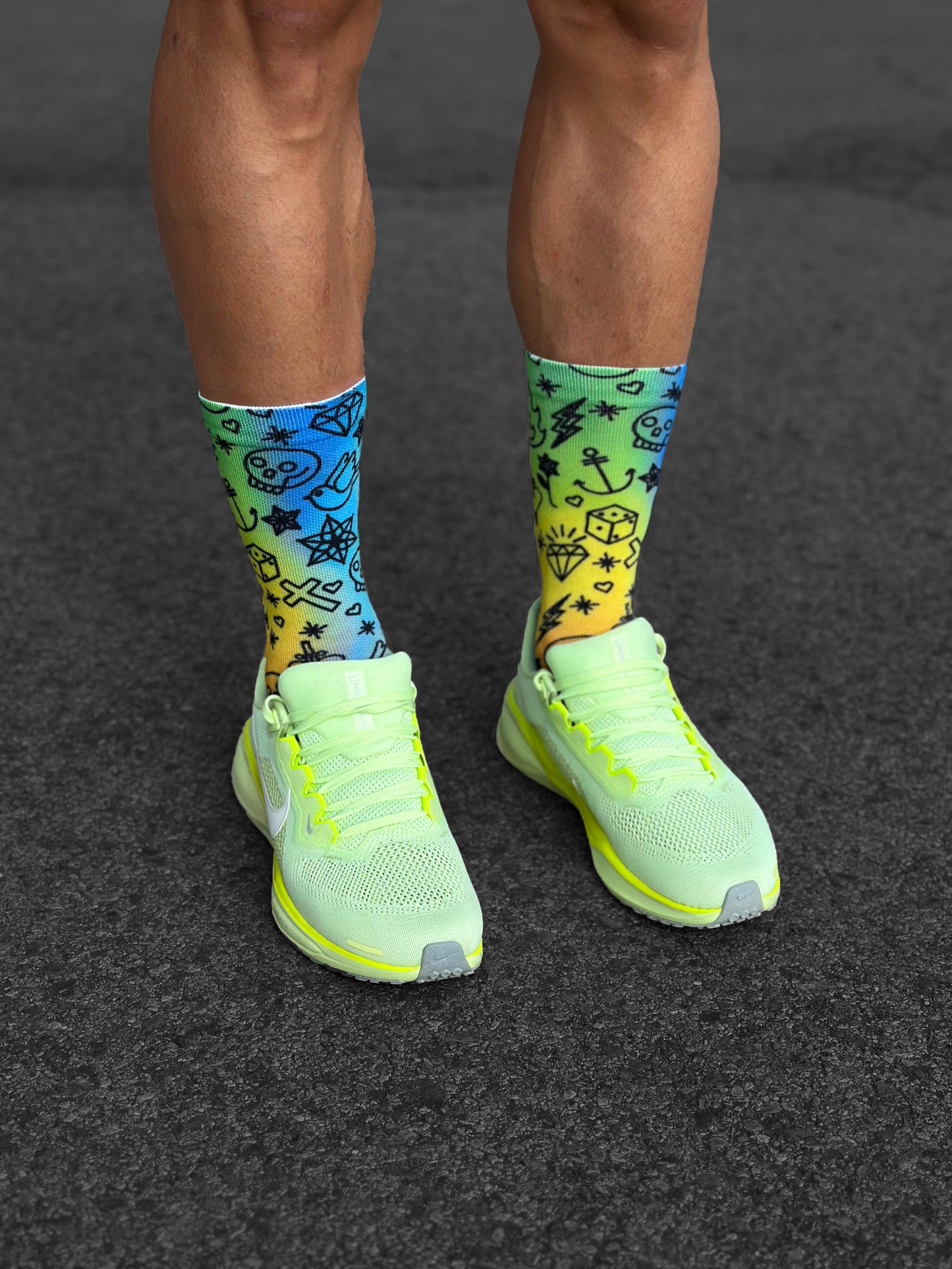 Calcetines técnicos de running, diseño colorido con estampado gráfico, ideales para maratón y asfalto, sin costuras.
