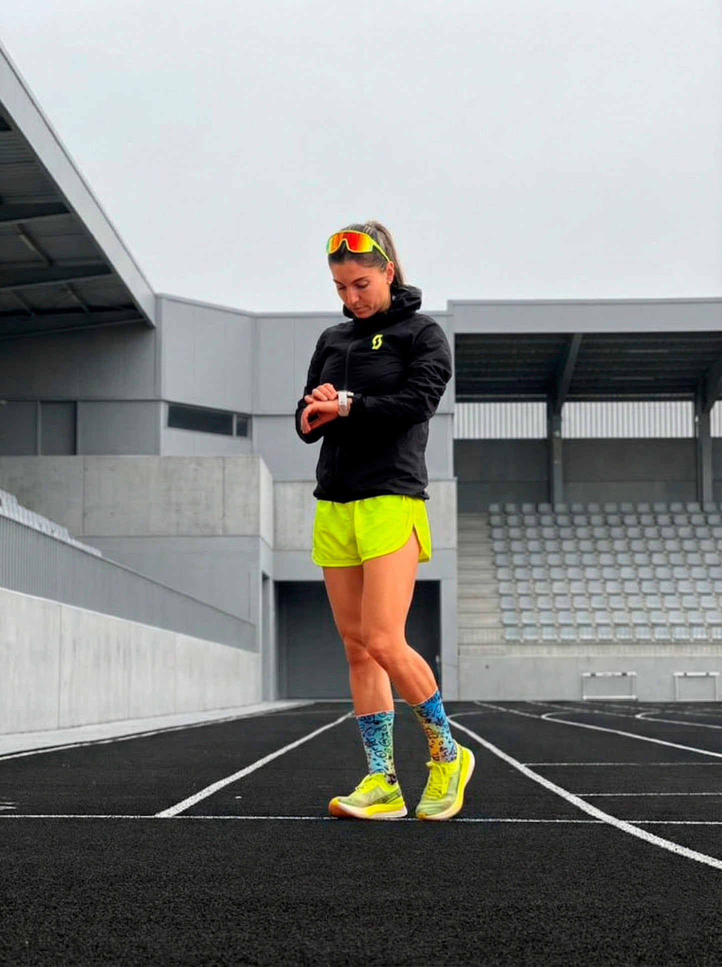 Calcetines técnicos de running 'Calipo', diseño azul vibrante, sin costuras, perfectos para maratón en asfalto.