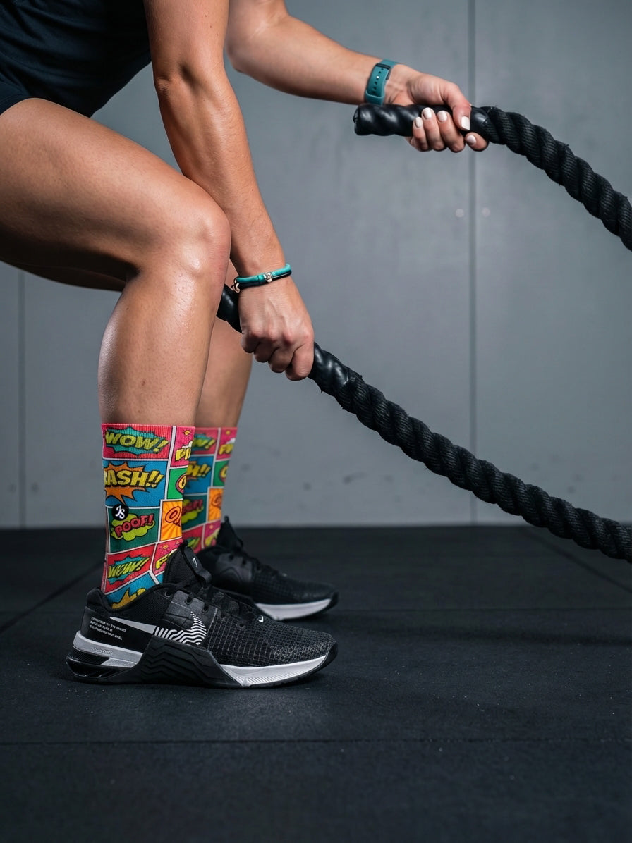 chica haciendo crossfit con calcetines llamativos de comics