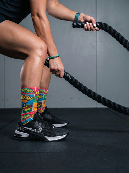 chica haciendo crossfit con calcetines llamativos de comics