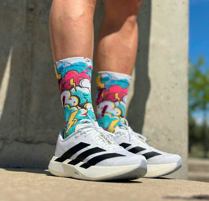 Calcetines técnicos de running Just Run, diseño colorido con nubes y relámpagos. Sin costuras, ideal para maratón.