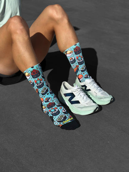 Calcetines técnicos de running con sushi en azul, negro y rojo, diseño sin costuras, perfectos para maratón.